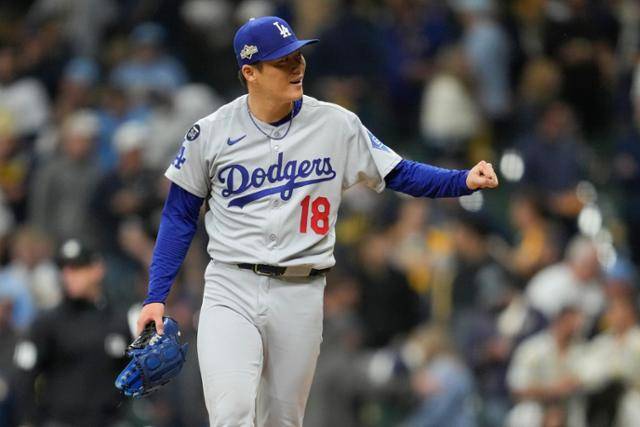 LA 다저스 선발 야마모토 요시노부가 15일 미국 위스콘신주 밀워키 아메리칸 패밀리 필드에서 열린 밀워키와 NLCS 2차전에서 완투승을 기록한 뒤 기뻐하고 있다. 밀워키=AP 뉴시스