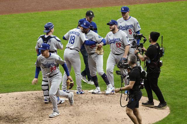 다저스 선수들이 2차전 승리 후 야마모토와 기쁨을 나누고 있다. 밀워키=EPA 연합뉴스