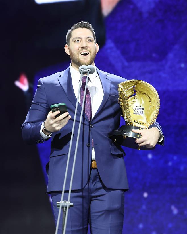 2024 신한 쏠뱅크 골든글러브 시상식이 13일 오후 서울 강남구 코엑스 오디토리움에서 열렸다. LG 오스틴이 1루수 부문 골든글러브를 수상하고 소감을 얘기 하고있다. 정시종 기자 capa@edaily.co.kr /2024.12.13.