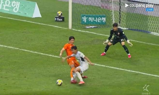 지난 3일 전북 전진우가 제주전에서 발목 쪽을 밟히는 장면. 주심은 페널티킥을 선언하지 않았고, VAR을 가동하지도 않았다. 사진=쿠팡플레이 캡처