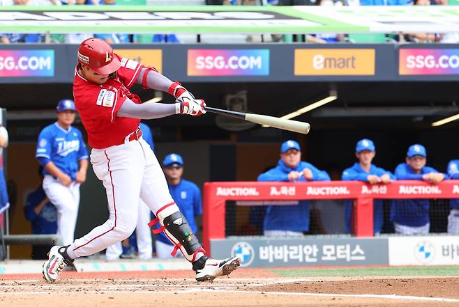 <yonhap photo-3917="">11일 인천 SSG랜더스필드에서 열린 2025 프로야구 KBO리그 포스트시즌 준플레이오프 2차전 삼성 라이온즈와 SSG 랜더스의 경기. SSG 고명준이 2회말 1사 솔로홈런을 치고 있다. 2025.10.11 [연합뉴스]</yonhap>