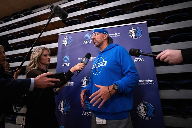 <yonhap photo-1897=""> Dallas Mavericks head coach Jason Kidd speaks at NBA basketball training camp at Simon Fraser University in Burnaby, British Columbia, Tuesday, Sept. 30, 2025. (Ethan Cairns/The Canadian Press via AP) MANDATORY CREDIT/2025-10-01 06:34:46/ <저작권자 ⓒ 1980-2025 ㈜연합뉴스. 무단 전재 재배포 금지, AI 학습 및 활용 금지></yonhap>
