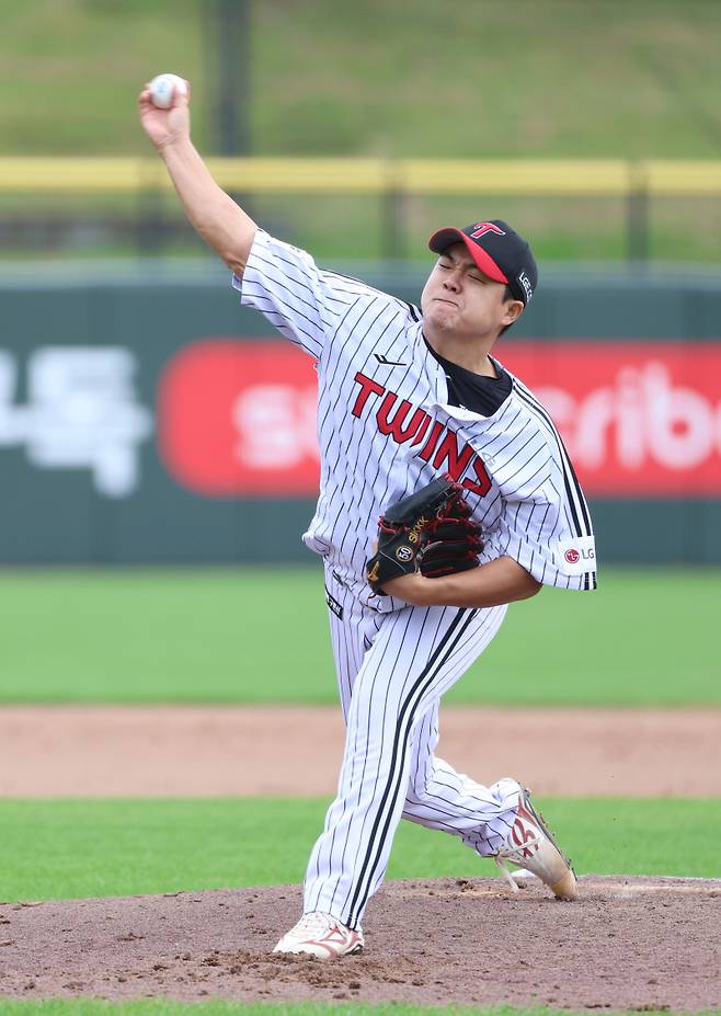 장현식이 15일 청백전에서 역투하고 있다. 구단 제공