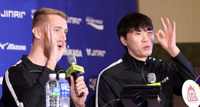 <yonhap photo-4267=""> 구호 외치는 OK저축은행 전광인과 트렌트 오데이 (서울=연합뉴스) 이동해 기자 = OK저축은행 전광인과 트렌트 오데이가 15일 서울 청담동 리베라호텔에서 열린 진에어 2025-2026 V리그 남자부 개막 미디어데이에서 구호를 외치고 있다. 2025.10.15 eastsea@yna.co.kr/2025-10-15 16:10:05/ <저작권자 ⓒ 1980-2025 ㈜연합뉴스. 무단 전재 재배포 금지, AI 학습 및 활용 금지></yonhap>