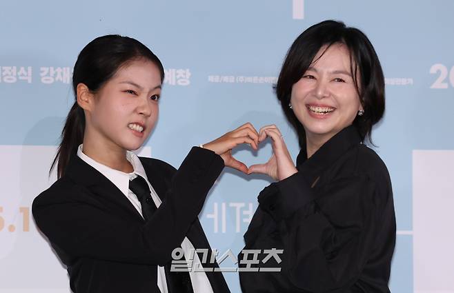 배우 서수빈, 장혜진이 15일 오후 서울 용산구 CGV용산아이파크몰에서 열린 영화 '세계의 주인' 언론배급시사회 및 기자간담회에 참석해 포토타임을 갖고 있다. '세계의 주인'은 인싸와 관종 사이, 속을 알 수 없는 열여덟 여고생 ‘주인’이 전교생이 참여한 서명운동을 홀로 거부한 뒤 의문의 쪽지를 받기 시작하면서 벌어지는 이야기를 담은 영화다. 오는 22일 개봉. 서병수 기자 qudtn@edaily.co.kr /2025.10.15/