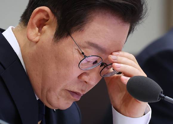 이재명 대통령이 지난달 30일 용산 대통령실에서 열린 제44회 국무회의에서 자료를 살펴보고 있다. [사진=연합뉴스]