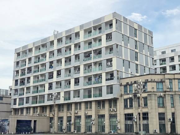 14일(현지시간) 오후 캄보디아 시하누크빌에 있는 범죄 단지로 추정되는 건물 모습. [사진=연합뉴스]