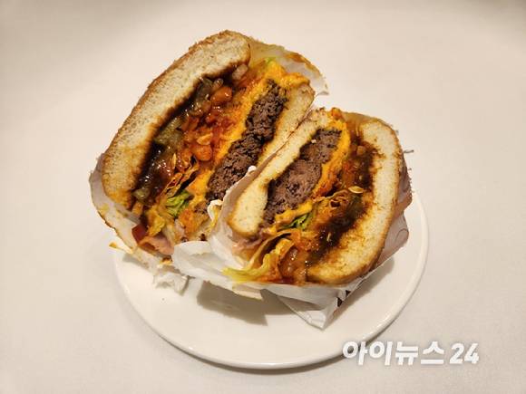 에드워드 리 K 비프버거 단면 모습. [사진=구서윤 기자]