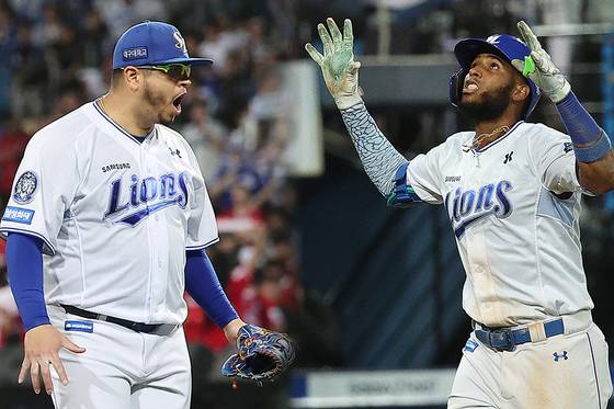 삼성이 자랑하는 에이스와 4번 타자가 가을에도 포효했다. 후라도(왼쪽)는 7이닝 무실점으로 역투해 2차전 끝내기 홈런의 아쉬움을 되갚았고, 디아즈는 2-2 동점이던 8회말 결승 2점포를 터트려 삼성의 PO 진출을 이끌었다. [뉴스1, 연합뉴스]