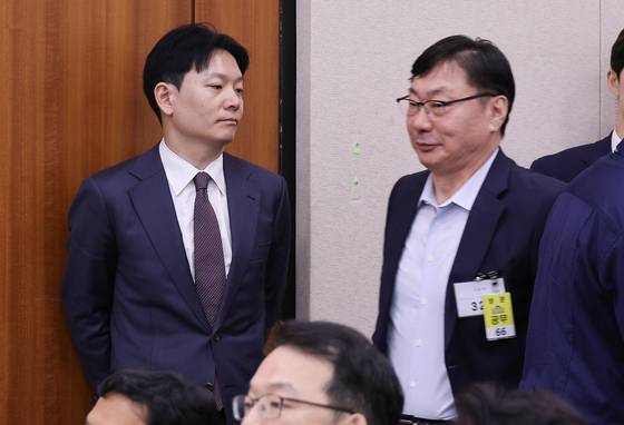 이화영 전 경기도 평화부지사(오른쪽)가 14일 열린 국회 법제사법위원회 국정감사 도중 박상용 검사를 지나쳐 발언대로 이동하고 있다. 임현동 기자