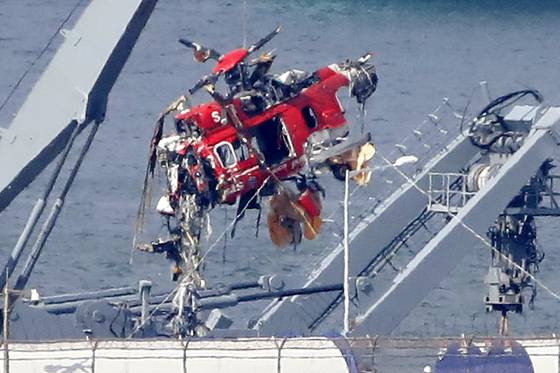 6년전 발생한 독도 소방헬기 추락사고 당시 파손된 기체 모습. 뉴스1