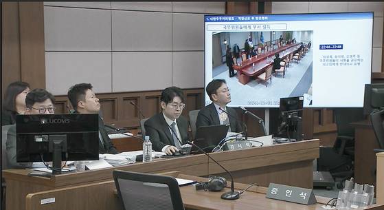 지난 13일 서울중앙지법에서 열린 한덕수 전 국무총리의 내란 우두머리 방조 혐의 등 2차 공판에서 12ㆍ3 비상계엄 당일 대통령실 CCTV 영상 일부가 공개되고 있다. 서울중앙지법 제공