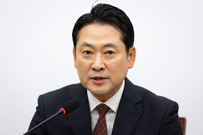 장동혁 국민의힘 대표가 15일 서울 여의도 국회에서 정부의 부동산 규제 추가 대책 발표와 관련해 기자간담회를 하고 있다. 뉴스1