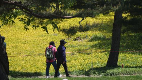 경기 군포시 안양컨트리클럽에서 시민들이 산책을 하고 있다. 사진은 기사 내용과 관련 없음. 뉴스1