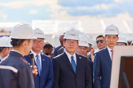 지난 8월 26일(현지 시간) 이재명 대통령이 필라델피아 한화 필리조선소를 방문해 김동관 한화그룹 부회장, 조시 샤피로 펜실베니아 주지사 등과 함께 조선소를 시찰하는 모습. 이 대통령 소셜미디어