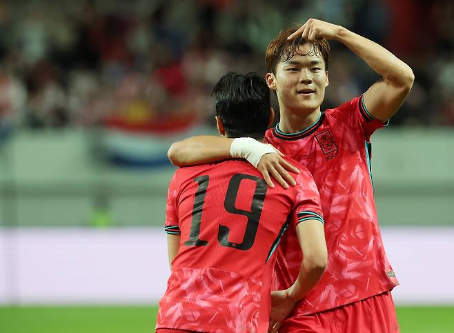 14일 서울월드컵경기장에서 열린 한국과 파라과이 축구 대표팀의 평가전.   오현규가 어시스트를 해준 이강인을 손가락으로 가리키며 공을 돌렸다. [연합뉴스[