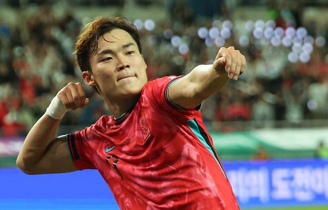 오현규가 화살을 쏘는 듯한 세리머니를 하고 있다. [뉴스1]