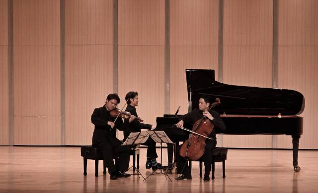 ▲ 6월 강릉아트센터에서 열린 제2회 하슬라국제예술제 프리뷰 콘서트에서 트리오 하슬라가 연주하고 있는 모습.  황선우 기자