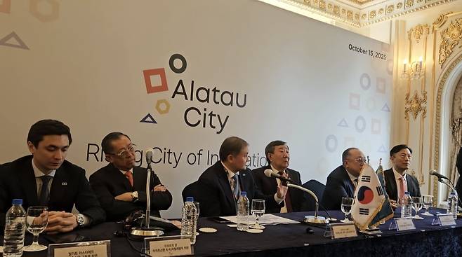 사야삿 누르벡 카자흐스탄 과학·고등교육부 장관(왼쪽에서 세 번째)이 15일 서울 중구에서 기자회견에서 답변하고 있다. 왼쪽부터 드미트리 문 카자흐스탄 AI·디지털개발부 차관, 웡 히엥 파인 알라타우시티 국책사업 고문, 누르벡 장관, 최유리 카스피안그룹 회장, 김 베체슬라브 카스피은행 회장, 박문구 KPMG 전무. (사진=임다연 기자)