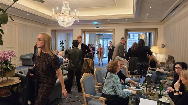 프랑크푸르트 국제도서전 개막 전날인 지난 14일 슈타이겐베르거 프랑크푸르트 호프 호텔에서는 출판 판권 거래를 위한 교류의 장이 열렸다. 프랑크푸르트=구은서 기자