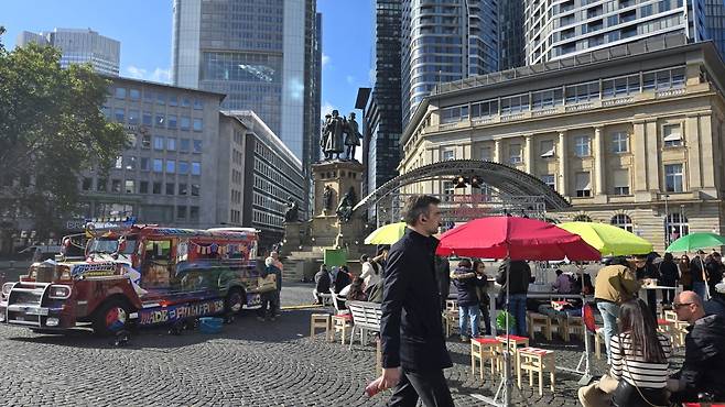 구텐베르크 동상이 서 있는 로스마르크트광장에서 필리핀 문화를 소개하는 '지프니 저니' 행사가 열리고 있는 모습.