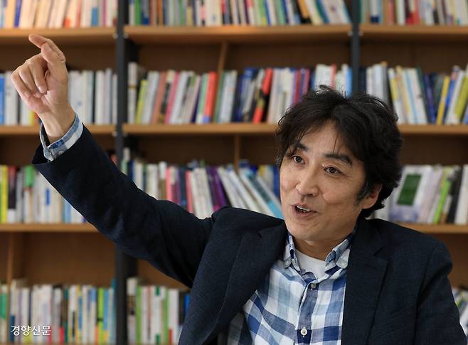 ‘새만금국제공항 기본계획 취소소송’ 1심에서 승소를 이끌어낸 최재홍 환경전문 변호사가 지난 1일 경향신문사에서 인터뷰하고 있다. 지난 20년간 4대강과 가습기 살균제, 설악산 케이블카, 가덕도 신공항 등 굵직굵직한 사건들을 맡아온 그는 “국책사업일수록 행정법원의 판단은 굉장히 보수적이지만 과거와 비교하면 환경에 대한 인식이 점차 높아지고 있음을 체감하고 있다”고 말했다. 서성일 선임기자