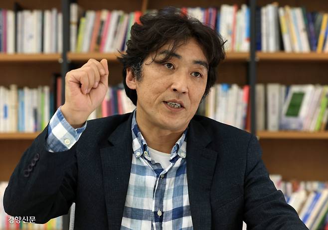 <색다른 인터뷰> 새만금 국제공항 사업계획 취소 1심 판결을 이끌어 낸 최재흥 환경전문변호사가 1일 서울 경향신문사에서 인터뷰를 하고 있다. 서성일 선임기자