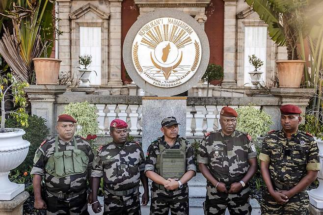 14일(현지시간) 마다가스카르 수도 안타나나리보에 있는 대통령궁 앞에서 육군인사행정센터(CAPSAT) 지휘관인 마이클 랜드리아니리나 대령(가운데)이 자신들이 권력을 가졌다고 발표하고 있다. AFP연합뉴스