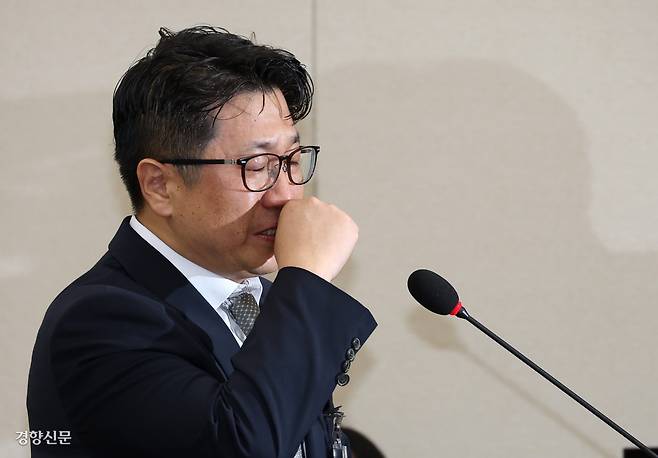 문지석 부장검사가 15일 국회 국정감사에 출석해 발언하며 흐느끼고 있다. 권도현 기자