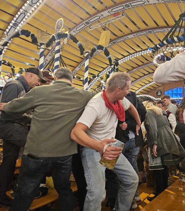 뮌헨 옥토버페스트 현장. 규모와 흥, 떼창과 맥주잔 모두 엄청났다.