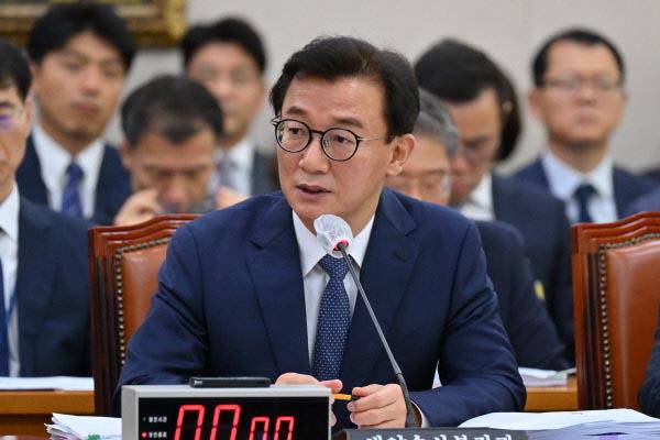 전재수 해양수산부 장관이 15일 국회 농림축산식품해양수산위원회 국정감사에서 의원 질의에 답변하고 있다. 김정록 기자