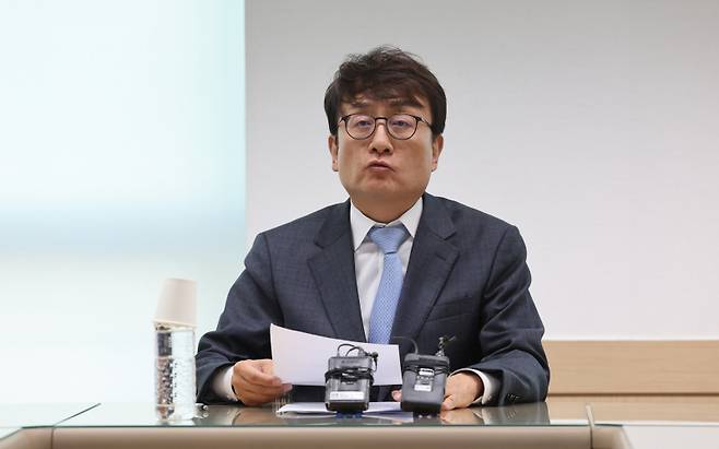 방송통신심의위원회가 뉴스타파 '김만배·신학림 인터뷰'를 인용 보도한 KBS·JTBC·YTN의 과징금 액수를 결정하는 13일 오후 안형준 MBC 사장이 서울 목동 한국방송협회에서 입장을 발표하는 기자회견을 하고 있다. 연합뉴스