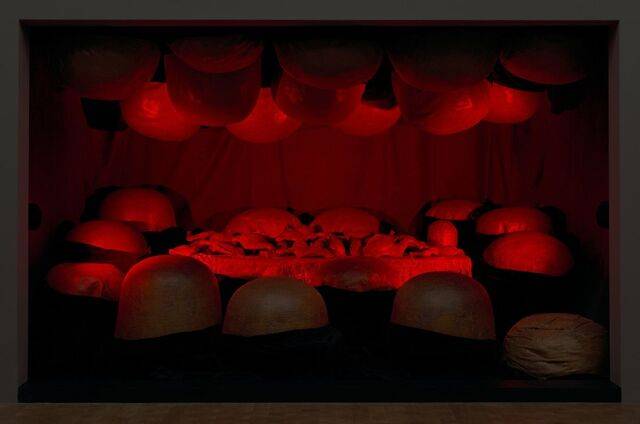 ‘아버지의 파괴’(보존용 폴리우레탄 수지, 목재, 천, 붉은 조명, 237.8×362.3×248.6㎝, 1974-2017). 이스턴재단 제공