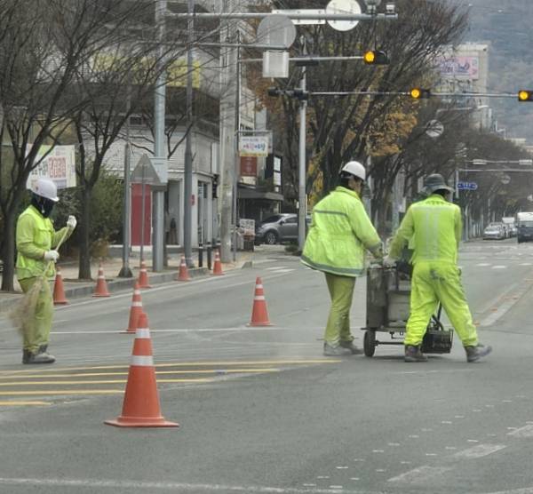 도로위에서 근로자들이 차선 작업하는 모습. 한양경제 제공