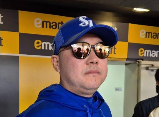 박진만 삼성 감독(왼쪽)과 김경문 한화 감독