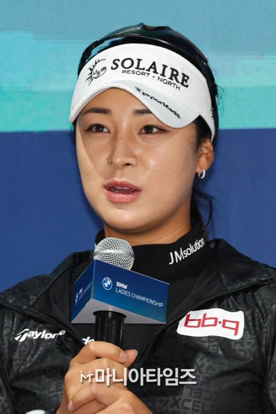 15일 오후 전남 해남 파인비치 골프링크스에서 열린 BMW 레이디스 챔피언십 2025 미디어데이에서 윤이나가 취재진 질문에 답하고 있다./뉴시스