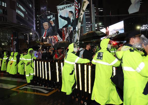 ▲최근 국민의힘이 '중국인 쇼핑 방지법'을 당론으로 밝혀 극단적 반중 정서를 자극한다고 비판 받고 있다. 사진은 지난달 서울 명동 주한중국대사관 인근에서 진행되는 극우 단체의 반중 집회를 경찰이 막고 있는 현장. ⓒ연합뉴스