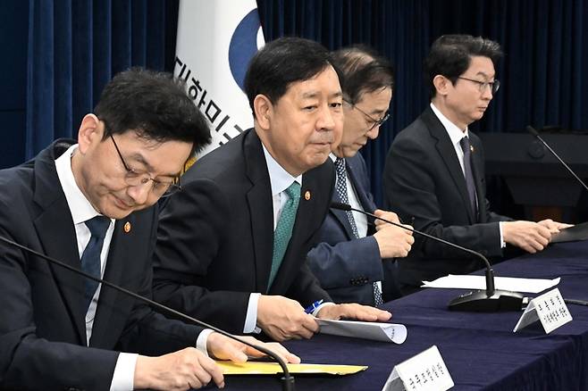 구윤철 경제부총리와 김윤덕 국토부 장관, 이억원 금융위원장을 비롯한 관계부처 인사들이 15일 정부서울청사 브리핑실에서 주택시장안정화대책 긴급가계부채 점검회의 결과를 브리핑 하고 있다. 2025.10.15 [김호영기자]