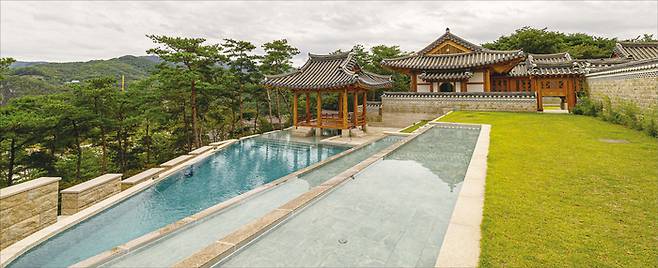 강원 영월군에 문을 연 한옥 호텔 ‘더한옥헤리티지’ 내 독채에는 마치 ‘경회루’를 연상시키는 수영장도 있다. 이른 아침 자욱히 깔린 안개를 벗삼아 정자에 앉아 있으면 신선놀음이 따로 없다. (윤관식 기자)