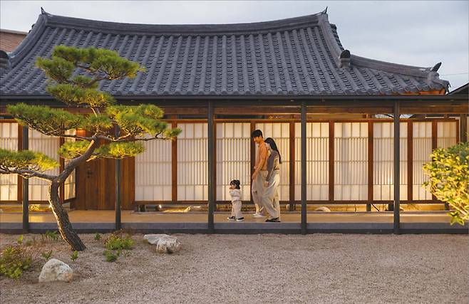 지방 소도시에서도 고즈넉한 프리미엄 한옥 스테이를 즐길 수 있다. 한옥 브랜드 ‘산온(사진 위)’은 경기 양평과 경북 안동 등지에서 한옥 숙소 4채를 운영 중이다. 전북 남원에 위치한 ‘명지각 1956(사진 아래)’은 하이엔드 숙소 큐레이션 플랫폼 ‘스테이폴리오’에서도 손꼽히는 인기 숙소다. (산온, 스테이폴리오 제공)