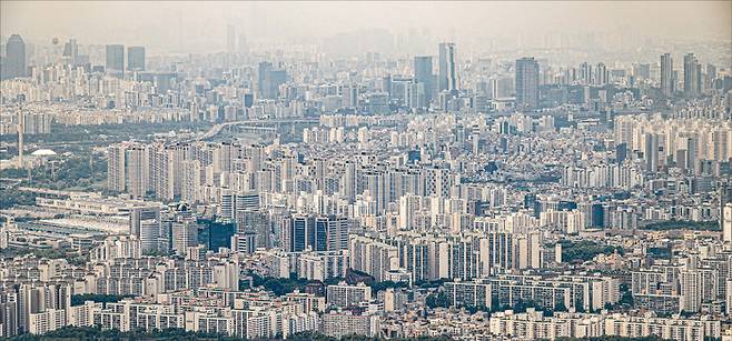 추석 이후에도 서울 아파트값이 상승세를 이어갈 것이란 전망이 나온다. 사진은 서울 아파트 전경. (윤관식 기자)