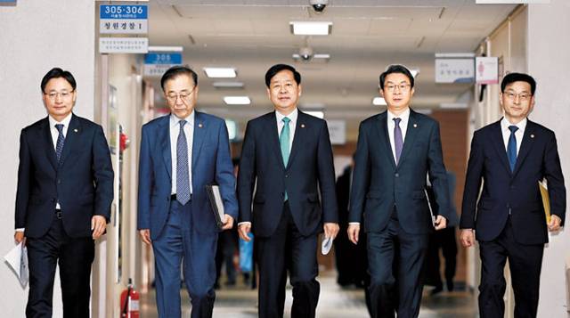 집값 이번엔 잡을까  : 15일 서울 종로구 정부서울청사에서 구윤철(왼쪽 세 번째) 부총리 겸 기획재정부 장관과 관계 장관 등이 ‘주택시장 안정화 대책’ 발표를 위해 브리핑룸으로 입장하고 있다. 왼쪽부터 임광현 국세청장, 김윤덕 국토교통부 장관, 구 장관, 이억원 금융위원장, 윤창렬 국무조정실장.  윤성호 기자