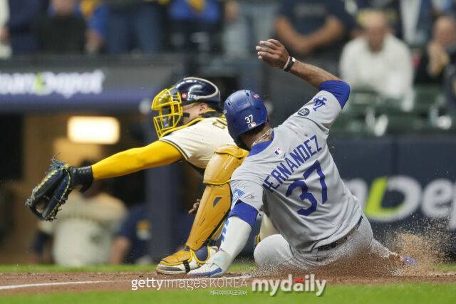 '포스아웃' 상황에서 홈에서 아웃되고 있는 LA 다저스 테오스카 에르난데스./게티이미지코리아