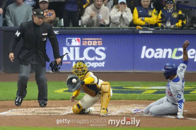 '포스아웃' 상황에서 홈에서 아웃되고 있는 LA 다저스 테오스카 에르난데스./게티이미지코리아