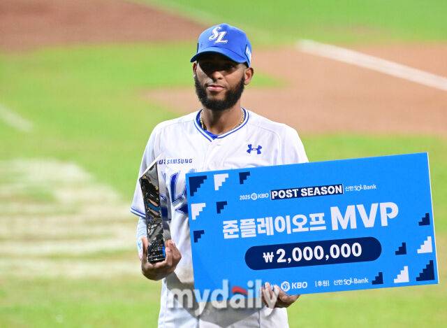 2025년 10월 14일 오후 대구 삼성라이온즈파크에서 열린 '2025 신한 SOL Bank KBO 포스트시즌' SSG 랜더스와 삼성 라이온즈의 준플레이오프 4차전 경기. 삼성 디아즈가 5-3으로 승리하며 플레이오프 진출을 확정 짓고 MVP를 받고 있다./대구=유진형 기자