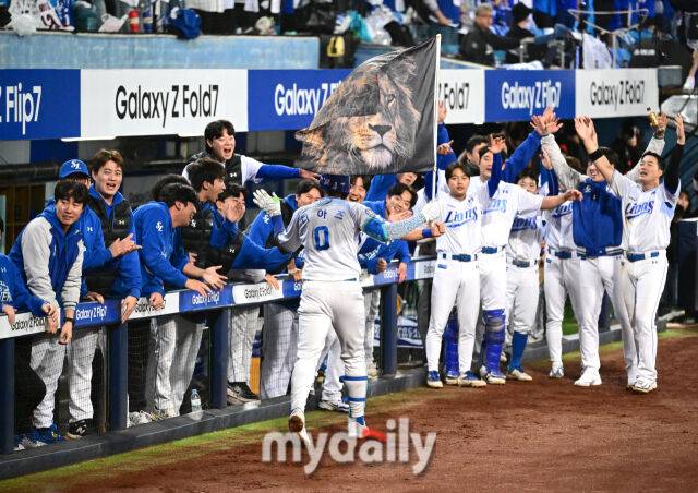 2025년 10월 14일 오후 대구 삼성라이온즈파크에서 열린 '2025 신한 SOL Bank KBO 포스트시즌' SSG 랜더스와 삼성 라이온즈의 준플레이오프 4차전 경기. 삼성 디아즈가 8회말 2사 1루서 2점 홈런을 치고 동료들의 축하를 받고 있다./대구=유진형 기자