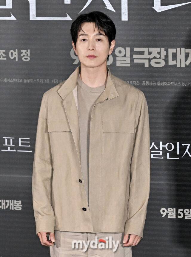 배우 정성일이 28일 오후 서울 용산CGV에서 진행된 영화 '살인자 리포트' (감독 조영준) 언론 시사회 및 간담회에서 포토타임을 갖고 있다.'살인자 리포트'는 특종에 목마른 베테랑 기자 선주(조여정 분)에게 정신과 의사 영훈(정성일 분)이 연쇄살인을 고백하는 인터뷰를 요청하면서 벌어지는 이야기를 담은 영화다. 9월 5일 개봉 예정.