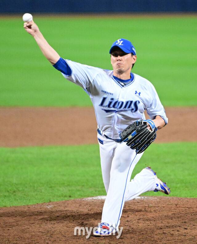 2025년 10월 14일 오후 대구 삼성라이온즈파크에서 열린 '2025 신한 SOL Bank KBO 포스트시즌' SSG 랜더스와 삼성 라이온즈의 준플레이오프 4차전 경기. 삼성 김재윤이 9회초 구원등판해 역투하고 있다./대구=유진형 기자 zolong@mydaily.co.kr