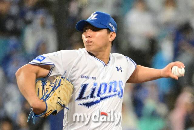 2025년 10월 13일 오후 대구 삼성라이온즈파크에서 열린 '2025 신한 SOL Bank KBO 포스트시즌' SSG 랜더스와 삼성 라이온즈의 준플레이오프 3차전 경기. 삼성 배찬승이 8회초 역투하고 있다./대구=유진형 기자 zolong@mydaily.co.kr