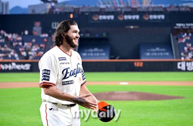 2025년 9월 26일 오후 대전 한화생명 볼파크에서 열린 '2025 신한 SOL뱅크 KBO 리그' LG 트윈스와 한화 이글스의 경기. 한화 폰세가 226K 단일시즌 최다 탈삼진 수상을 한 뒤 기뻐하고 있다./대전=유진형 기자 zolong@mydaily.co.kr